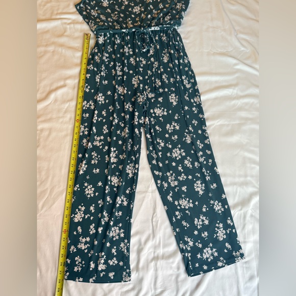 Wide leg jumpsuit. - Picture 9 of 12